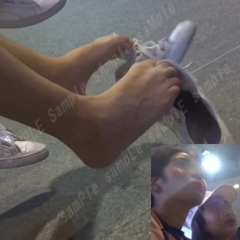 【フルHD動画】待ち合わせ女の子のスニーカー脱ぎ