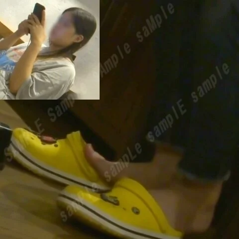 【フルHD動画】ファストフード店のクロックス脱ぎ女子
