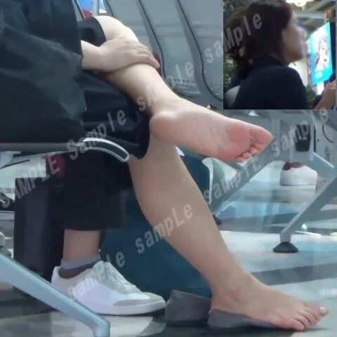 【フルHD動画】搭乗待ち女子のフラットパンプス脱ぎ