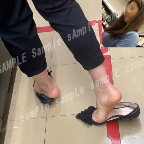 【フルHD動画】書店内パンプス脱ぎと踵踏み歩き3