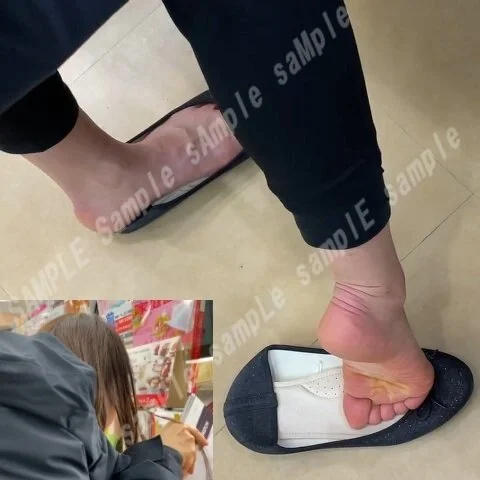 【フルHD動画】雑貨店、書店内フラットパンプス脱ぎと踵踏み歩き