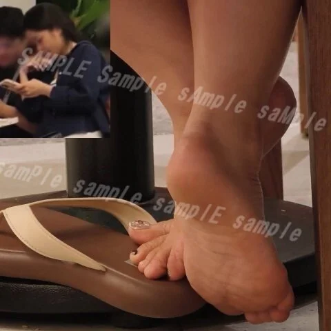 【フルHD動画】フードコートデート女子のサンダル脱ぎ