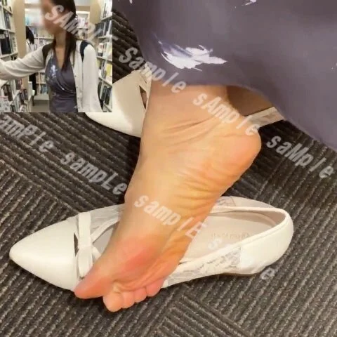 【フルHD動画】書店内メッシュパンプス脱ぎ