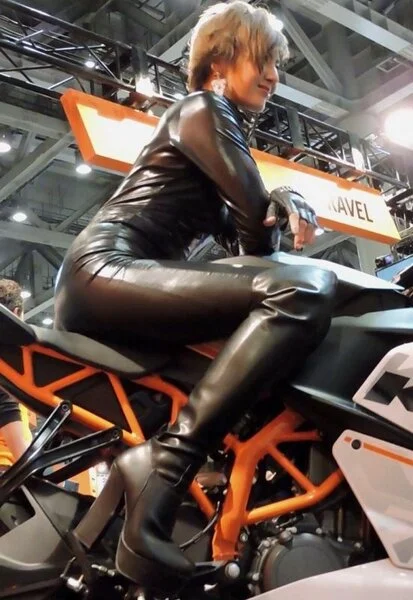 ピチピチライダースーツバイクに乗るコンパニオン2015モーターサイクルショー【動