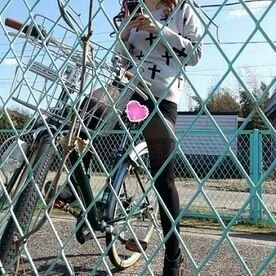 超ミニで自転車にまたがるギャルを■■■■