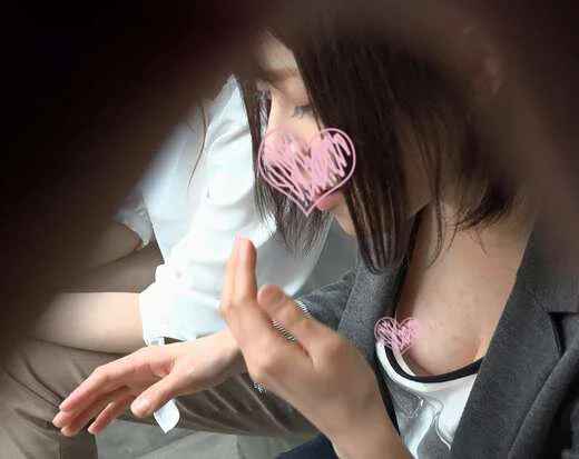 【胸チラ】若いねーちゃん④ お話に夢中で胸元がら空き♪小粒ビーチク♪