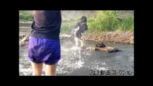 女子の川遊び