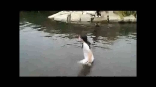 ため池で水遊び