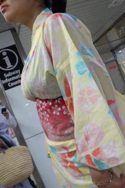 天然爆乳ギャルの浴衣からはみ出る超爆乳!