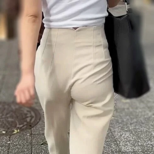 《流石のハイウエストパンツ！美人セレブOLの腰振り尻振り 》