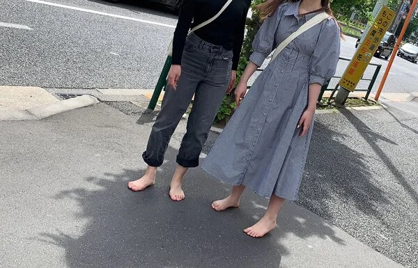 第75弾！裸足で街中を歩く女性2人組 その1