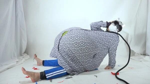 巨大風船割りフェチ マタニティ服の中で風船を送風機でふくらまして割る動画