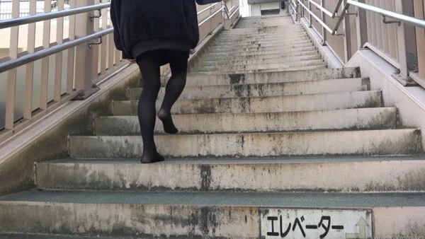パンストフェチ ストッキングを履いただけで街中を歩くf683