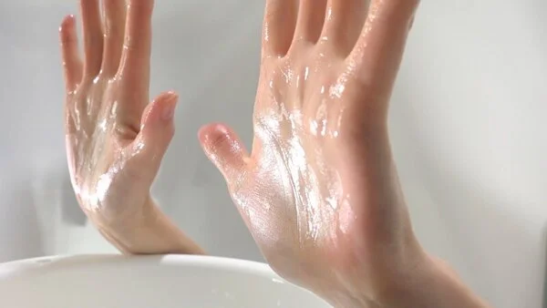 女性の手フェチ 濡れた女性の手がコチョコチョ動きする f561