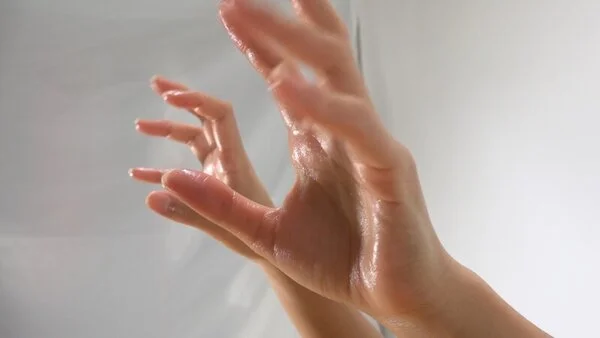 手フェチ ハンドクリームと水でヌレヌレになった綺麗な女性の手f524