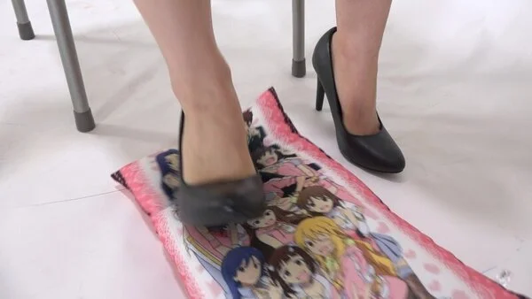 クラッシュフェチ ハイヒールでクッションを踏み壊すf514