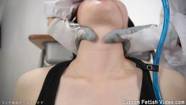 喉仏フェチ 女性の首を手で押したり圧迫するf585
