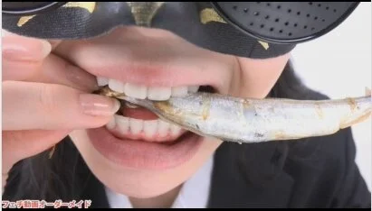 咀嚼フェチ 魚を食べる女性の口の中f203
