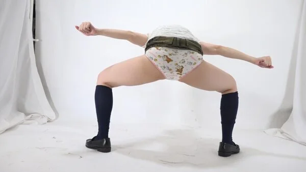 ガニ股フェチ ■■のパンツで恥ずかしいポーズする女性f506