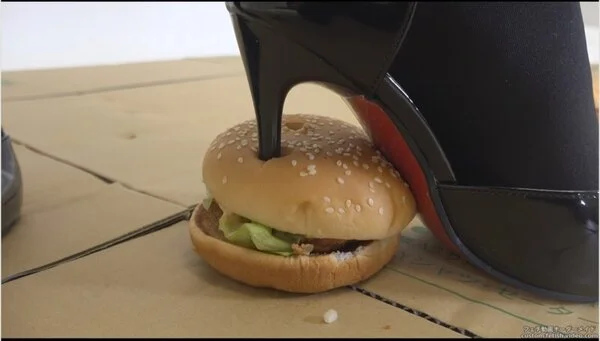 制服でフードクラッシュ ハンバーガーと電子機器を美脚で踏み潰すf238