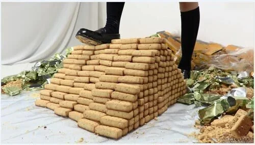 ローファーで大量フードクラッシュフェチ 制服で土足の食品クラッシュf237