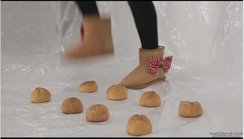 ブーツでフードクラッシュ踏み潰しフェチ 大量の食品を足で踏むf271