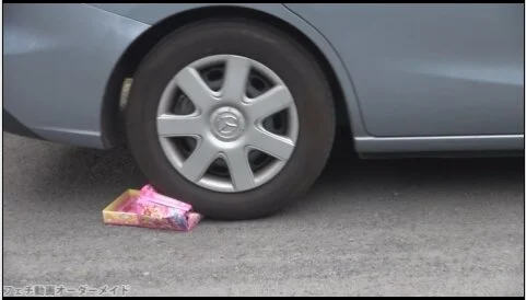 車で玩具をクラッシュするフェチ 女性運転のタイヤでオモチャを踏み壊すf222