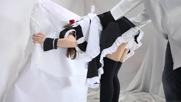 壁尻フェチ 壁に頭が挟まったメイドさんのスカートをめくるf730