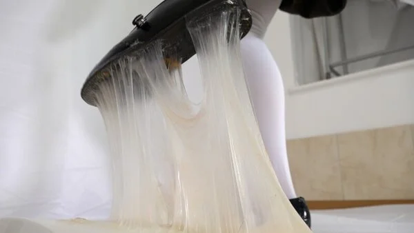 ネズミ捕りに靴がついてしまい歩きずらい女性f806