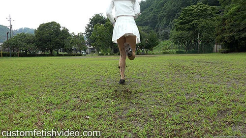 女性の走る姿フェチ 土をスパイクで蹴るf907