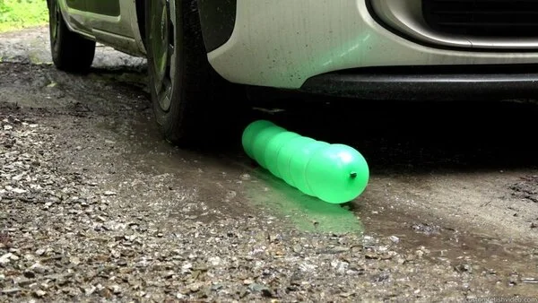 車のタイヤで風船クラッシュ!