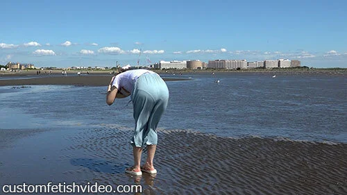 海水浴に来てる女性の透けるパンツを撮影