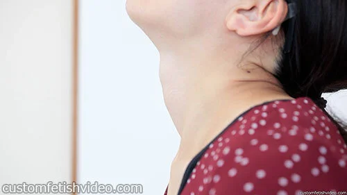 女性の食事中に動く喉仏フェチ動画