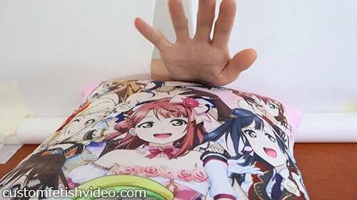 手フェチ 女性の手がアニメグッズをくすぐったり握ったりするf929
