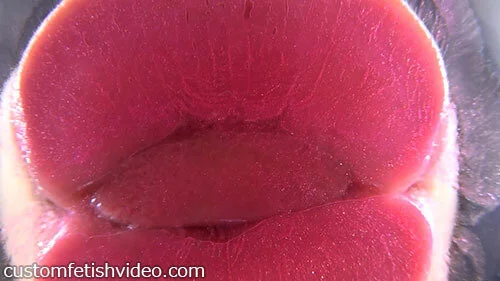 エロいレンズ舐めのAV 口紅をつけた唇が激しくガラスを舐める