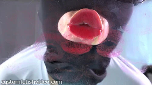 赤い口紅つけてガラスにキスする女性