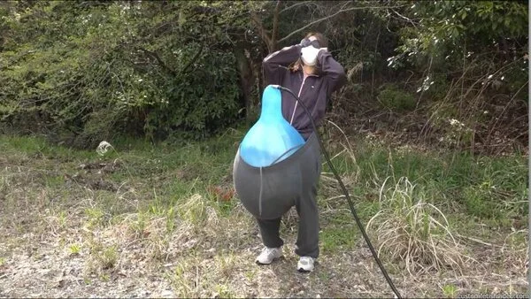 巨大風船をズボンの中に入れて割って怖がる女の子