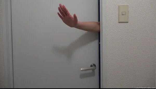 女性の手と足のエロ動画