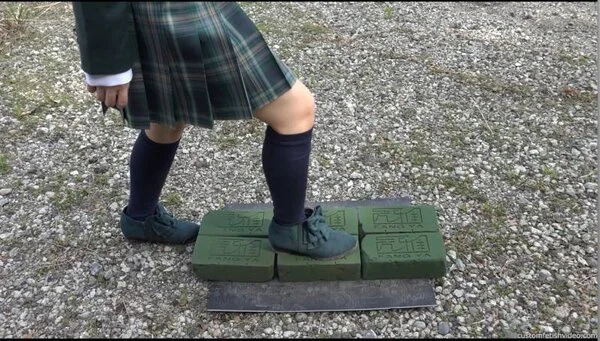 可愛い靴で物をクラッシュするAV