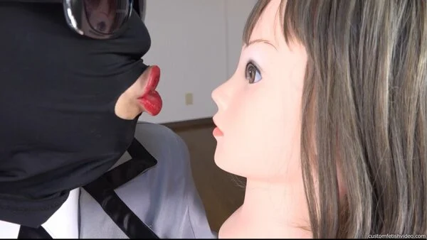 マネキンにディープキスするフェチ