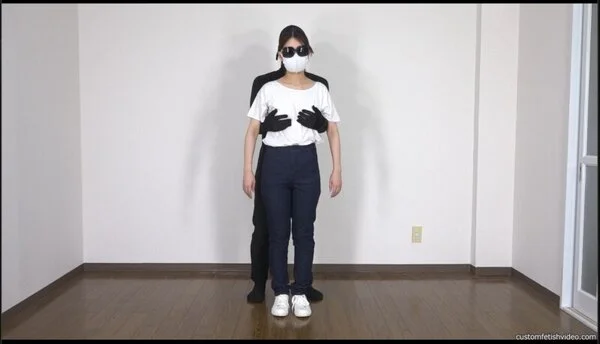 デニムパンツの女性のオッパイと股間を触るAV