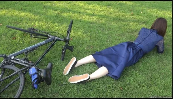 私服で自転車からずっこける女性のフェチAV