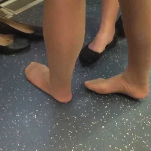 ☆動画☆OLの電車内パンプス脱ぎ