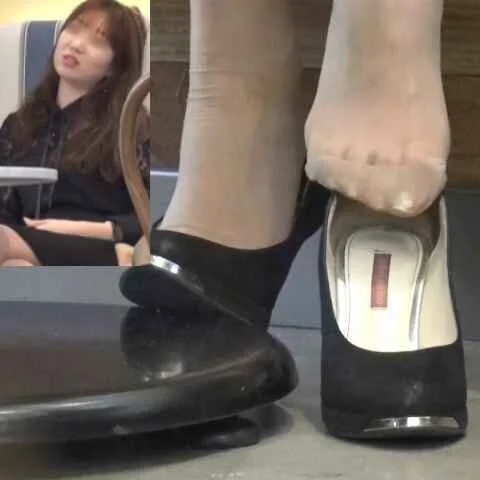 ☆動画☆ランチ中OLのパンプス脱ぎ 12