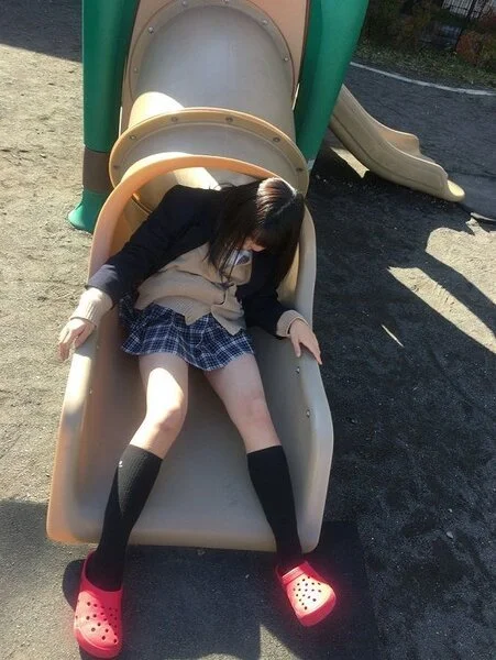 【公園2人組】制服パンチラ005
