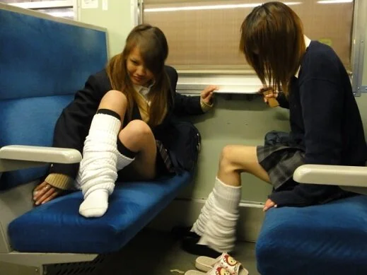 【田舎のミニスカ通学列車】制服パンチラ020