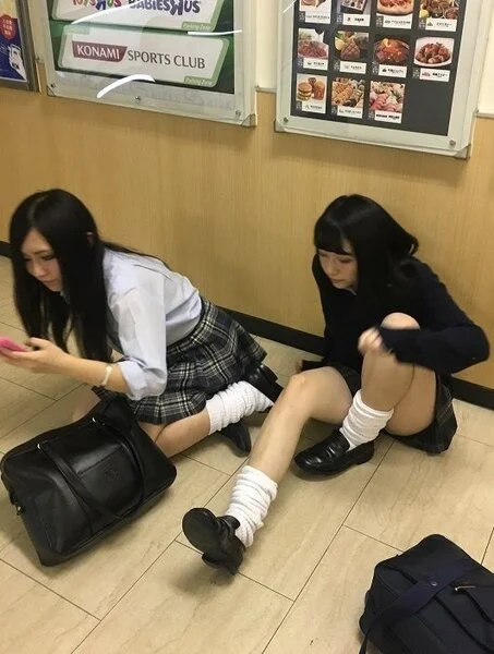 【ミニスカ座り込み】制服パンチラ029