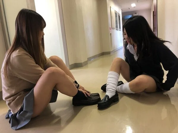 【校内はちゃめちゃ女子】制服パンチラ071