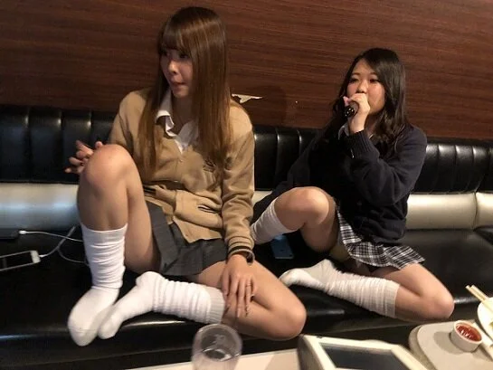 【見えても平気なカラオケ女子会】制服パンチラ076