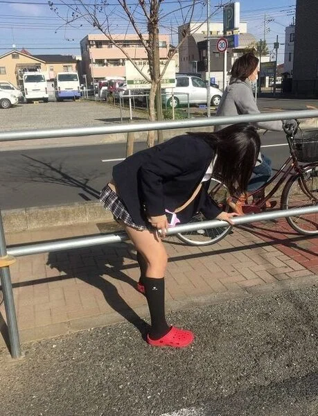 おふざけ登下校】制服パンチラ112